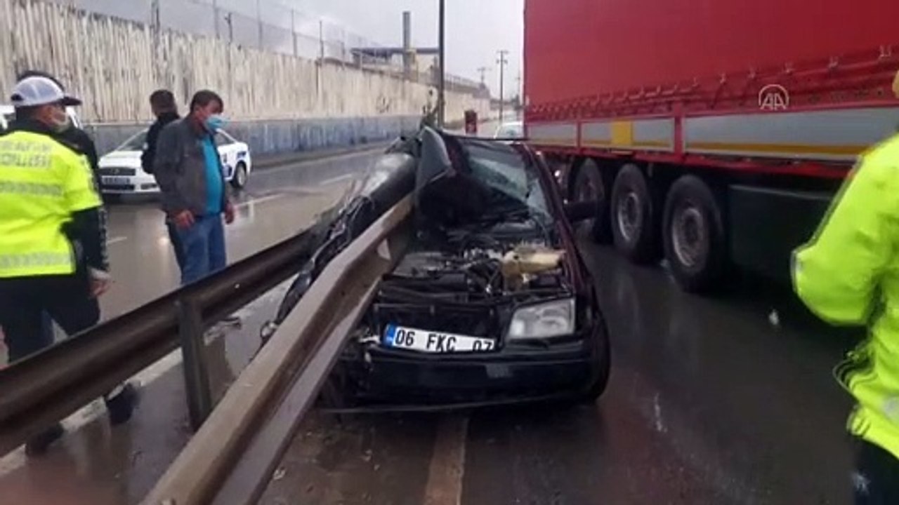 Kocaeli'de otomobil bariyere saplandı: 1 yaralı
