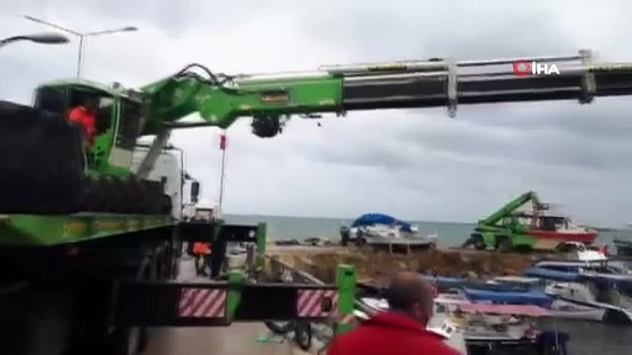 İzmir’i fırtına vurdu: 26 tekne battı