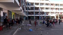 İsrail saldırılarından kaçarak UNRWA okuluna sığınan Gazzeli aileler, zor şartlar altında yaşama tutunuyor