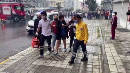 Esenyurt'taki yangında dumandan etkilenenlere sağlık ekiplerinden müdahale