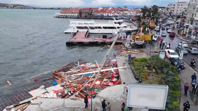BALIKESİR - (DRONE) - Ayvalık'ta etkili olan fırtına nedeniyle kıyıdaki bazı tekneler battı