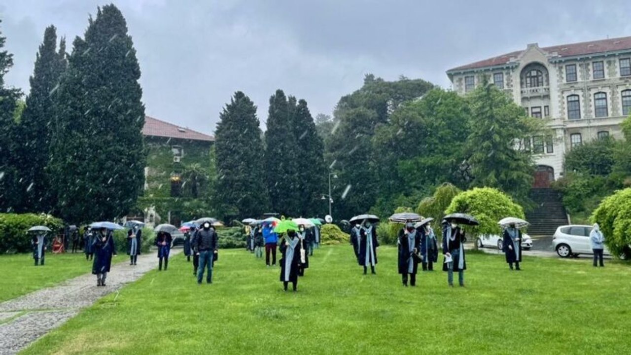 Sağanak yağmur altında rektör protestosu