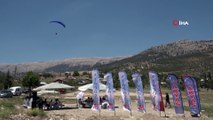 Torosların zirvesinde yamaç paraşütü yarışması