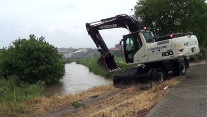 Çanakkale'de selden dolayı 9 koyun telef oldu, mısır ekili arazi sular altında kaldı
