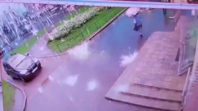 La foudre tombe et provoque une pluie d'étincelle sur les passants