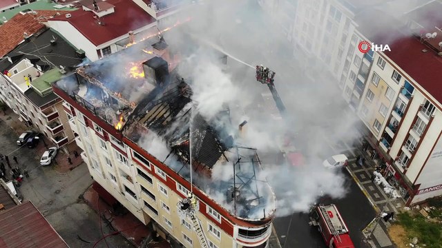 Esenyurt’ta 2 binanın çatısı alev alev yandı: 2'si çocuk 3 kişi dumandan etkilendi