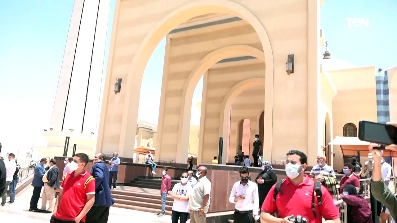 تشييع جثمان الفنان الراحل سمير غانم إلى مثواة الأخير