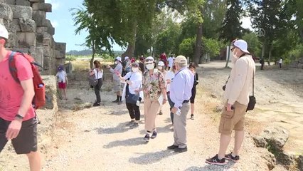 Yabancı gazeteciler Perge Antik Kenti'ni ziyaret etti