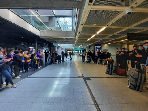 Handball : les joueurs du HBC Nantes accueillis à l'aéroport par leurs supporters