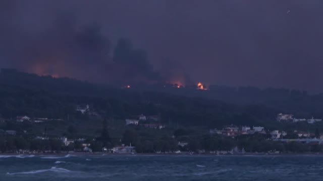 El fuego obliga a evacuar 13 aldeas y 3 monasterios a 40 kilómetros de Atenas