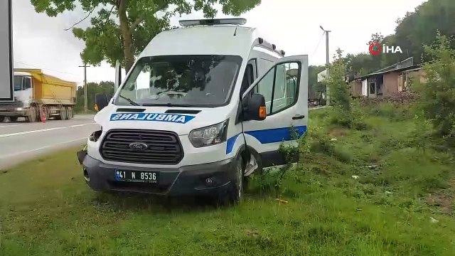Hükümlü taşıyan ambulans kaza yaptı