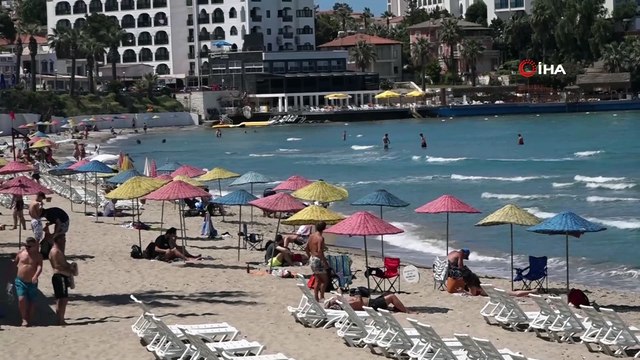 Kuşadası mavi bayraklı plajları ile misafirlerini bekliyor
