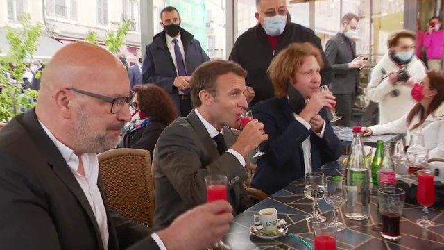 Qu’est-ce qu’il y a dedans ? Il n’y a pas que de la pomme... : Emmanuel Macron profite de la réouverture des terrasses