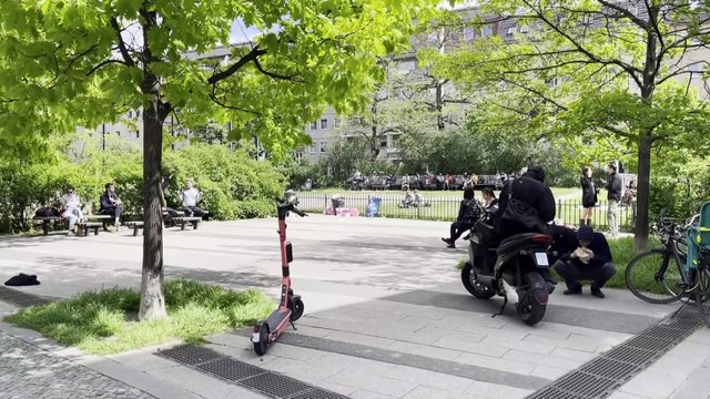 BERLİN - Restoran ve kafelerin dış mekanları sıkı hijyen ve temas kuralları gözetilerek yeniden açıldı