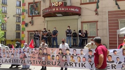 Diyarbakır'da HDP kepenk kapattı, aileler pankartlı tepki gösterdi