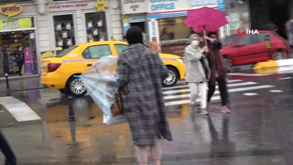 Sağanak yağış Taksim’de hayatı felç etti