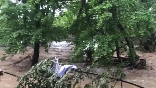 Sağanak nedeniyle taşan dere suları iş makinelerini sürükledi
