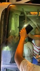 Video: Pobladores rescatan a conductor de tráiler que volcó