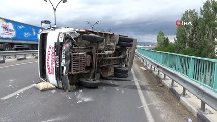 Manisa’da kamyonet köprü üzerinde devrildi: 3 yaralı