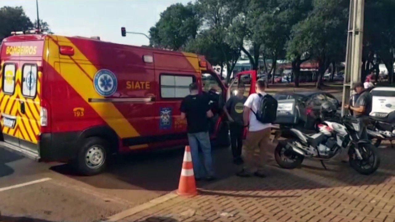 Batida entre carro e moto na Avenida Brasil com a Rua Erechim deixa jovem de 20 anos ferido