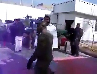 Amerikan askeri Afgan polisine savunma dersi vermeye çalışırsa...