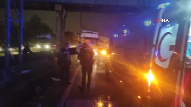 D-100'de hafriyat kamyonu beton bariyerlere çarptı: 1 yaralı