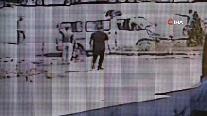 Amasya’da feci kaza kamerada: Motosikletten fırlayıp minibüsün üstüne düştü