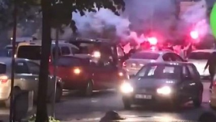 Kısıtlamaya rağmen asker eğlencesi