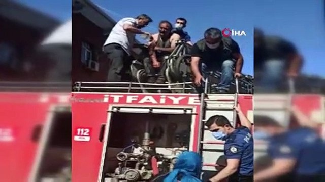 Yoğun dumandan etkilenen itfaiye eri hastaneye kaldırdı