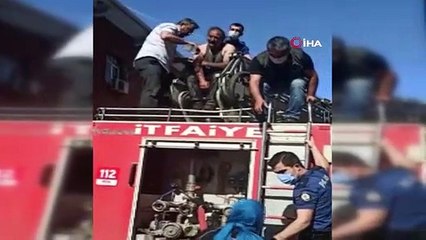 Yoğun dumandan etkilenen itfaiye eri hastaneye kaldırdı