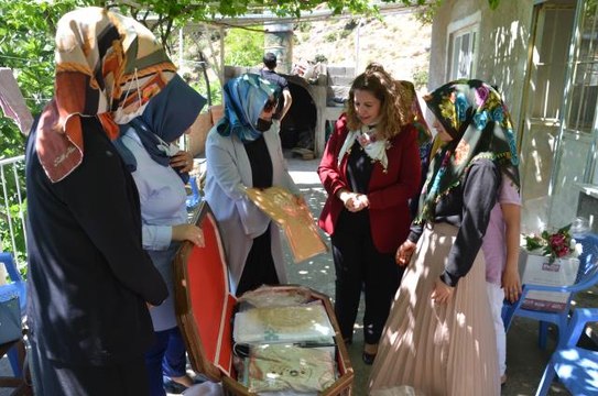 KAHRAMANMARAŞ - Bir sandıkta sen oluştur projesiyle gelinlik çağındaki kızların hayallerini gerçekleştiriyorlar