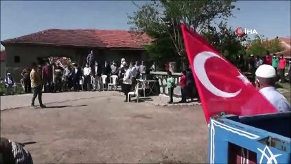 Köylüler yağmur duasına çıktı, kurban kesti