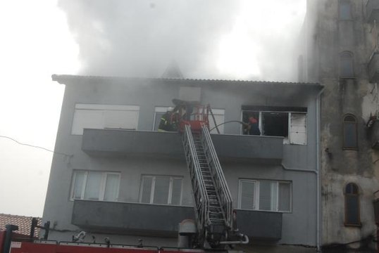 Son dakika haberleri! ÇANAKKALE - Bayramiç'te kullanılmayan evde çıkan yangın maddi hasara neden oldu