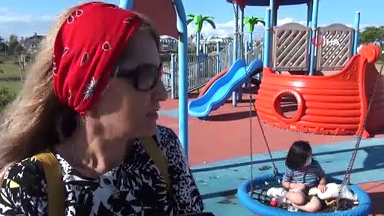 Ördekleriyle çarşı pazar geziyor, görenleri şaşkına çeviriyorlar