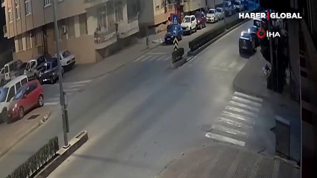 Kucaklayıp çaldığı televizyonla depar atan hırsız kamerada