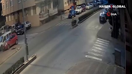 Kucaklayıp çaldığı televizyonla depar atan hırsız kamerada