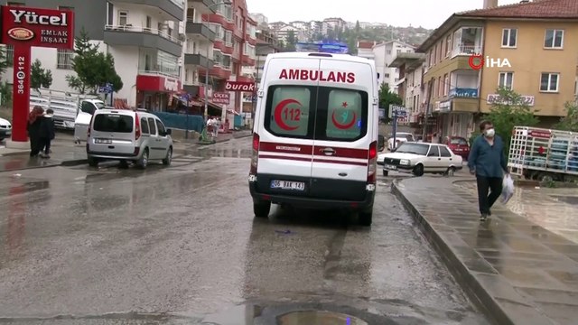Sinir krizi geçirdi, evini yakıp bileklerini kesti
