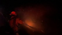 Los bomberos luchan contra un incendio fuera de control en California