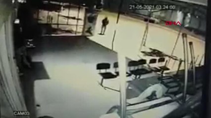 İNTERNET KAFENİN ÖNÜNDEKİ OYUN MAKİNESİNDEN PARALARI ÇALDI