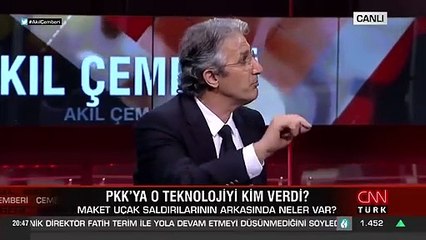 Nedim Şener,  'Milli Muharip Uçağı' maketini tiye alanlara kağıt uçakla tepki gösterdi: Maket uçak fazla onlara