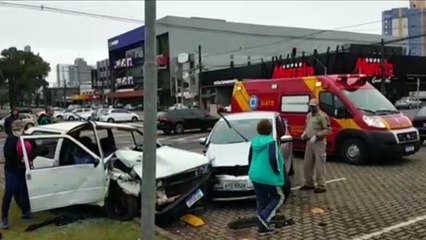 Três veículos se envolvem em acidente de trânsito na Avenida Brasil