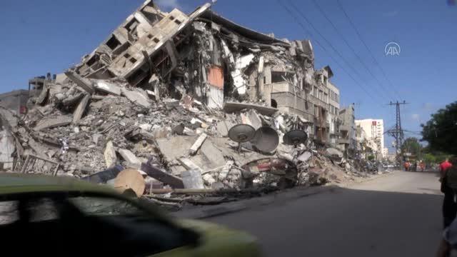 Gazzeliler İsrail saldırılarında hasar gören dükkanlarını onarıyor