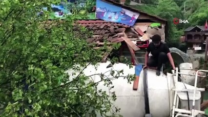 Beton mikseri bakkal dükkanının üzerine devrildi: 2 yaralı