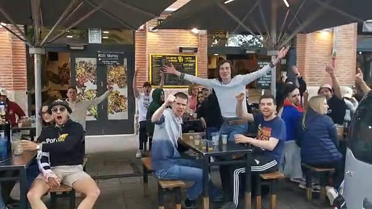 À Toulouse, l'ambiance monte déjà Chez Tonton, place Saint-Pierre à un peu moins de trois heures du coup d'envoi de la finale de la Champions Cup