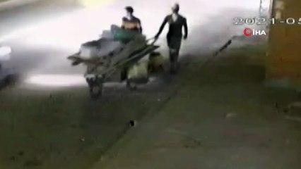 Seyyar arabalarını siper yapıp mazgal kapağı böyle çaldılar