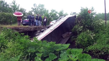 Kontrolden çıkan kamyon dereye devrildi
