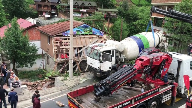 RİZE - Kontrolden çıkan beton mikseri marketin üzerine yuvarlandı