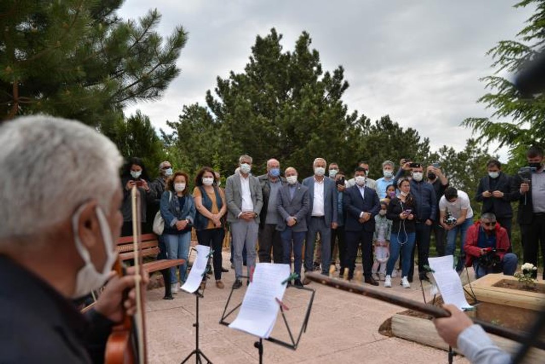 Halk ozanı Aşık Mahsuni Şerif, kabri başında an...