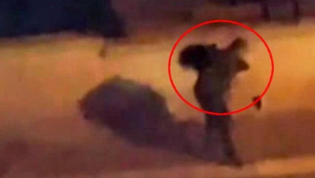 Genç kadın dakikalarca dayak yedi, çevredekiler müdahale etmek yerine kayda girdi