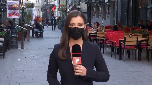 Mauvais timing : ce livreur à vélo est tombé en plein direct !